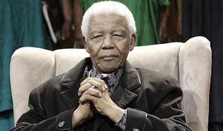 Мандела остается в критическом состоянии Мандела остается в критическом состоянии