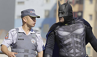 Жители Марселя вызвали на помощь Бэтмена Жители Марселя вызвали на помощь Бэтмена