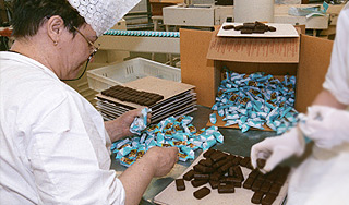 Жительница Кургана нашла в конфете червей Жительница Кургана нашла в конфете червей