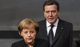 Меркель винит Шредера в кризисе в еврозоне Меркель винит Шредера в кризисе в еврозоне