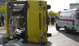 Маршрутка протаранила Mercedes в Москве Маршрутка протаранила Mercedes в Москве