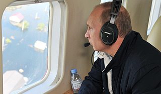 Путин встретился с пострадавшими от паводка Путин встретился с пострадавшими от паводка
