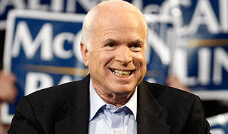 Маккейн играл в покер на слушаниях по Сирии Маккейн играл в покер на слушаниях по Сирии