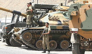 Турция стянула танки к границе с Сирией Турция стянула танки к границе с Сирией