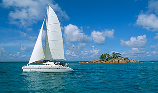 Россиянин угнал катамаран ради мечты Россиянин угнал катамаран ради мечты