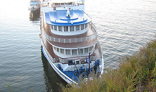 Tеплоход врезался в берег под Волгоградом Tеплоход врезался в берег под Волгоградом
