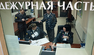 Полицейского обвинили в избиении женщины Полицейского обвинили в избиении женщины