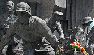 Поляки осквернили советский памятник Поляки осквернили советский памятник