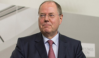 Соперник Меркель показал неприличный жест Соперник Меркель показал неприличный жест