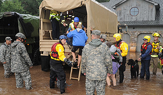 Десятки американцев пропали после потопа Десятки американцев пропали после потопа
