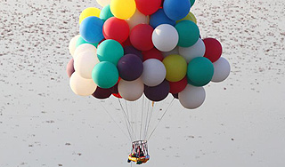 Американец летел через Атлантику на шариках Американец летел через Атлантику на шариках