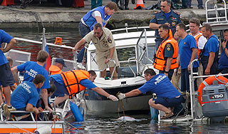 При падении авто в Москва-реку погиб человек При падении авто в Москва-реку погиб человек