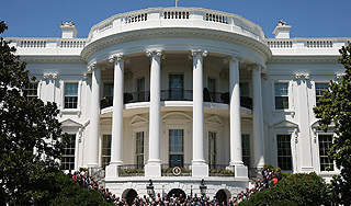 Петарды вызвали панику в резиденции Обамы Петарды вызвали панику в резиденции Обамы