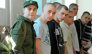 Шойгу сокращает десятки тысяч призывников Шойгу сокращает десятки тысяч призывников