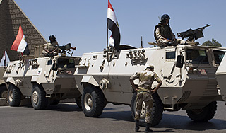 В Египте обстреляли автомобиль военных В Египте обстреляли автомобиль военных