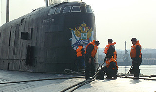 Моряков с горящего "Томска" наградят Моряков с горящего "Томска" наградят