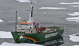 Пограничники обстреляли ледокол "Гринпис" Пограничники обстреляли ледокол "Гринпис"