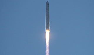 Частный космический корабль летит к МКС Частный космический корабль летит к МКС