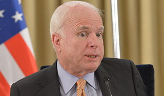 Рогозин: Маккейн хочет разбомбить Россию Рогозин: Маккейн хочет разбомбить Россию