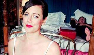 Босой Кэмерон спит с красным чемоданчиком Босой Кэмерон спит с красным чемоданчиком