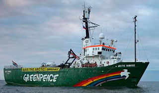 Ледокол Greenpeace отбуксируют в Мурманск Ледокол Greenpeace отбуксируют в Мурманск