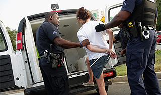 Американка села пожизненно за езду пьяной Американка села пожизненно за езду пьяной