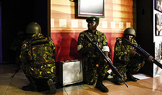 Террористы захватили торговый центр в Кении Террористы захватили торговый центр в Кении