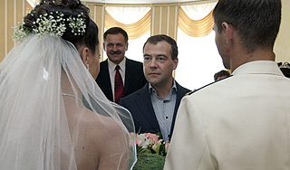 Медведев хочет обсудить пошлины за развод Медведев хочет обсудить пошлины за развод