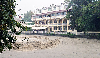 Жителей Сочи эвакуируют из-за наводнения Жителей Сочи эвакуируют из-за наводнения