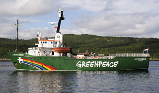 Полиция задержала активистов Greenpeace Полиция задержала активистов Greenpeace