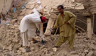 Сотни пакистанцев погибли при землетрясении Сотни пакистанцев погибли при землетрясении