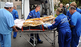 В Москве кран уронил балку на людей В Москве кран уронил балку на людей