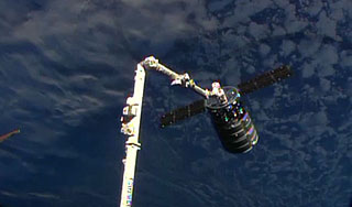 Астронавты захватили корабль Cygnus Астронавты захватили корабль Cygnus
