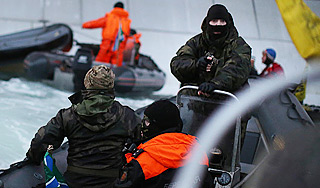 Greenpeace угрожала жизни нефтяников Greenpeace угрожала жизни нефтяников