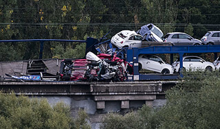 В Бельгии в пропасть рухнули вагоны с авто В Бельгии в пропасть рухнули вагоны с авто