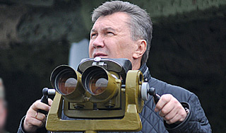 Янукович запустил ракету в озеро с рыбаками Янукович запустил ракету в озеро с рыбаками