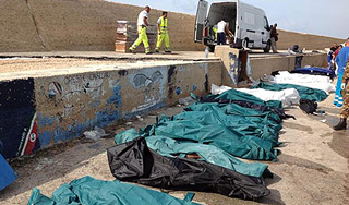 Корабль с 500 беженцами затонул в Италии Корабль с 500 беженцами затонул в Италии