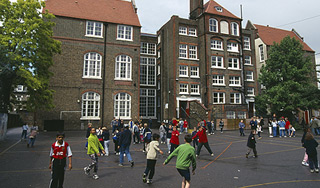 Учеников выгнали из школы за отказ бриться Учеников выгнали из школы за отказ бриться