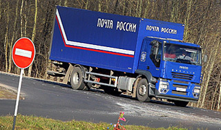 Машину "Почты России" обстреляли в Москве Машину "Почты России" обстреляли в Москве