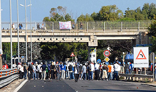 Под Петербургом 50 человек перекрыли трассу Под Петербургом 50 человек перекрыли трассу