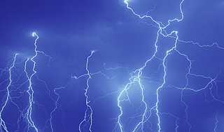 Молния в Индии убила десятки людей Молния в Индии убила десятки людей