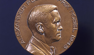 Нобелевку по медицине получили трое ученых Нобелевку по медицине получили трое ученых