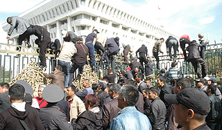 Губернатора Иссык-Куля взяли в заложники Губернатора Иссык-Куля взяли в заложники