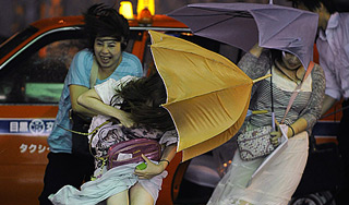 Мощный тайфун оставил Японию без света Мощный тайфун оставил Японию без света