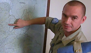 Полицейский из России спас ребенка в Африке Полицейский из России спас ребенка в Африке