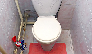 Приставы насильно поставили женщине унитаз Приставы насильно поставили женщине унитаз