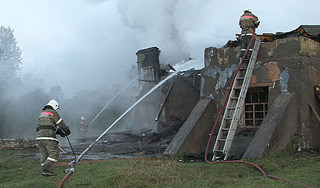 На Урале сгорел семейный детский дом На Урале сгорел семейный детский дом