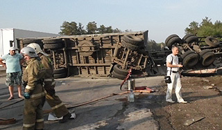 В Кузбассе перевернулась фура с щебнем В Кузбассе перевернулась фура с щебнем