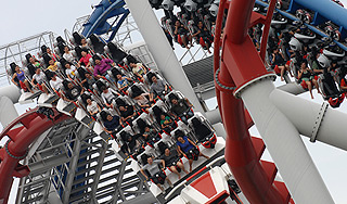 12 человек застряли на аттракционе в США 12 человек застряли на аттракционе в США