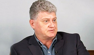 Отец Сноудена заметил слежку в Москве Отец Сноудена заметил слежку в Москве